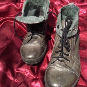 V-italia high top leather boots. 9/8.5